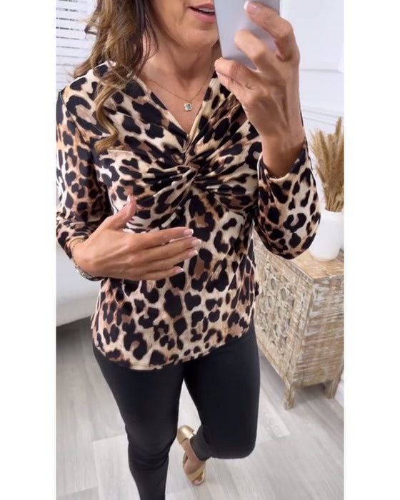 Moderiktig leopardmönstrad knuten blus med veck och lång ärm