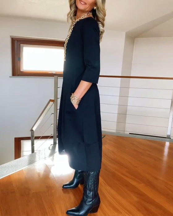 Elegant enfärgad fickklänning med rund hals