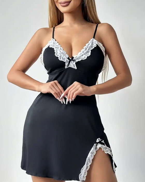 Moderiktig enfärgad cami-klänning med slits i spets