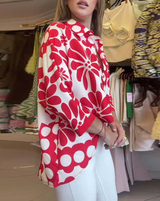 Blommig blus med oregelbunden fåll med slag