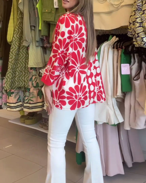 Blommig blus med oregelbunden fåll med slag