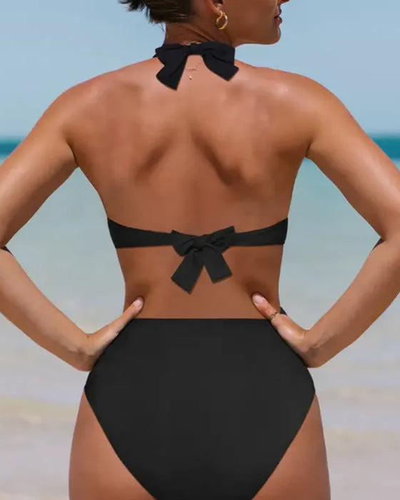 Bikini-Set Med Uttag, Höga Byxlinor Och Halter-Design