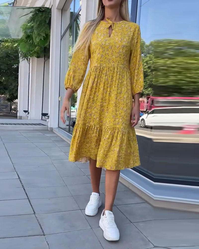 Fräsch blommig veckad vardagsklänning