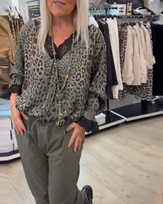 Moderiktig leopardmönstrad blus med V-ringad spets med patchwork
