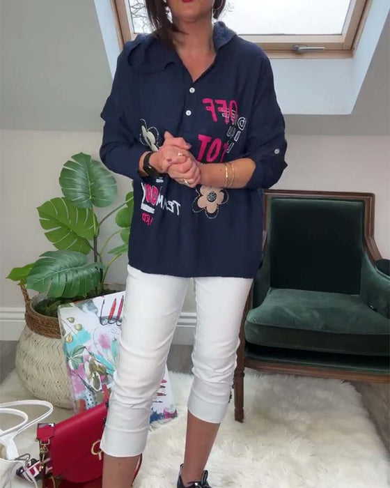Avslappnad broderad långärmad huvtopp med blommiga bokstäver