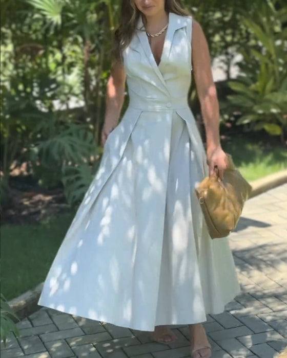 Elegant enfärgad klänning utan ärmslag