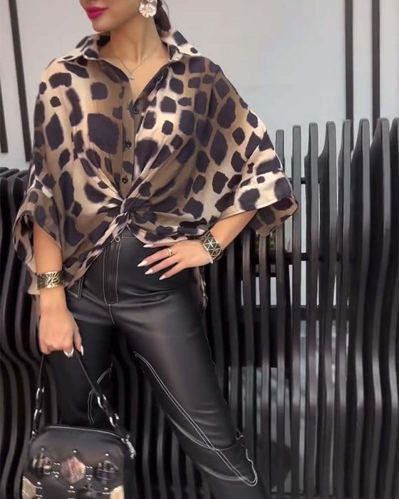 Temperamentblus med leopardmönstrat i slagslag