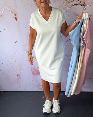 Enfärgad V-ringad kortärmad klänning