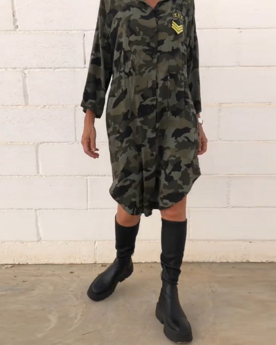 Långärmad klänning med kamouflagetryck