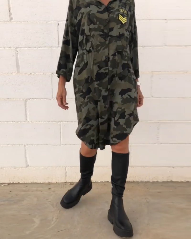 Långärmad klänning med kamouflagetryck