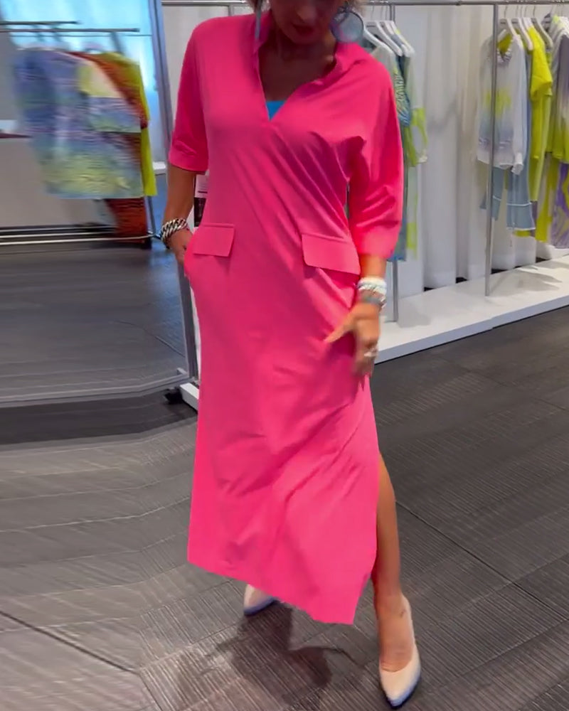 Enfärgad klänning med V-ringad slits