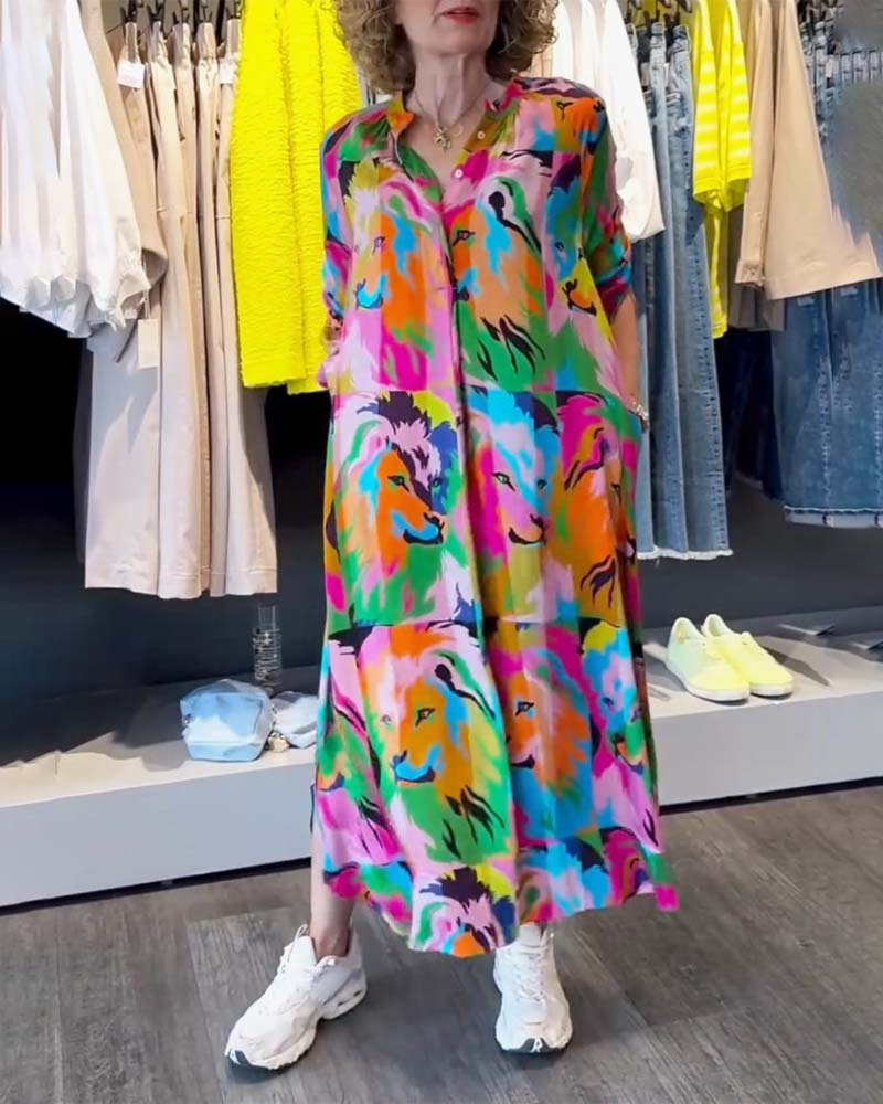 Klänning med färgstarkt tryck och fickor