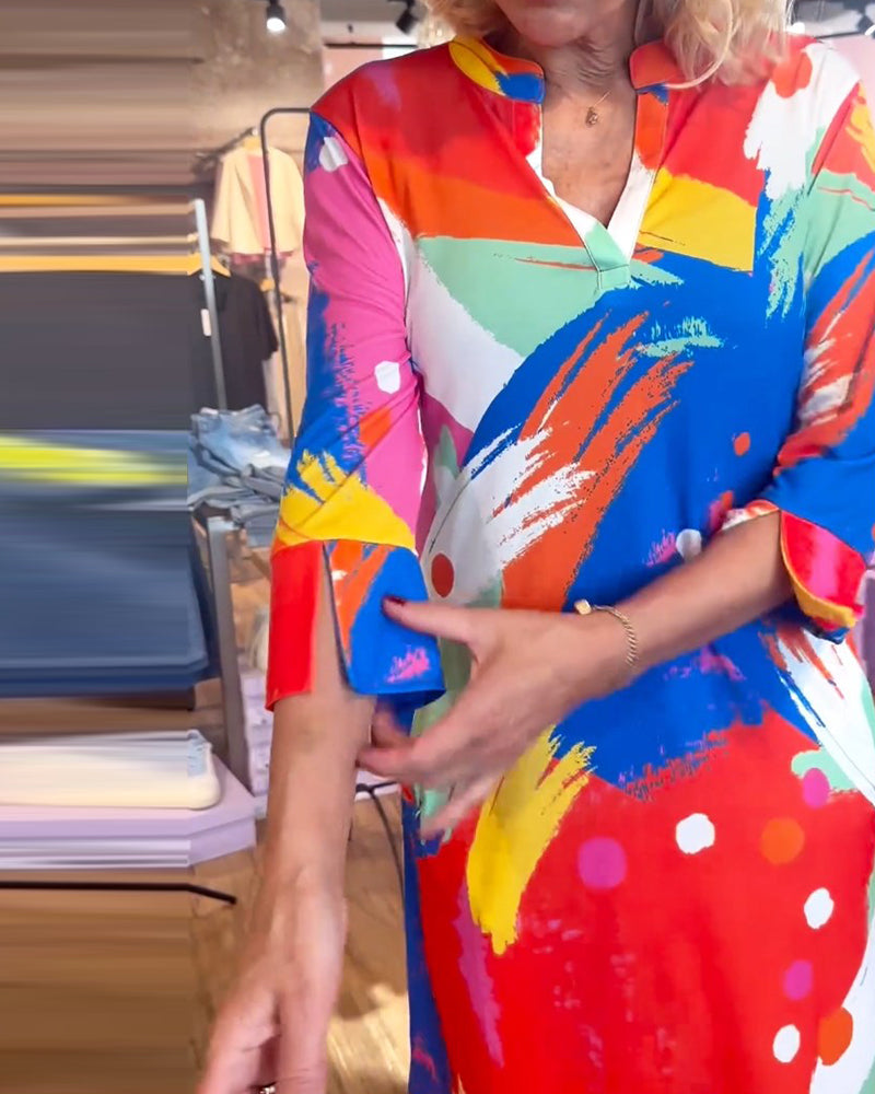 Färgglad V-ringad elegant klänning med tryck