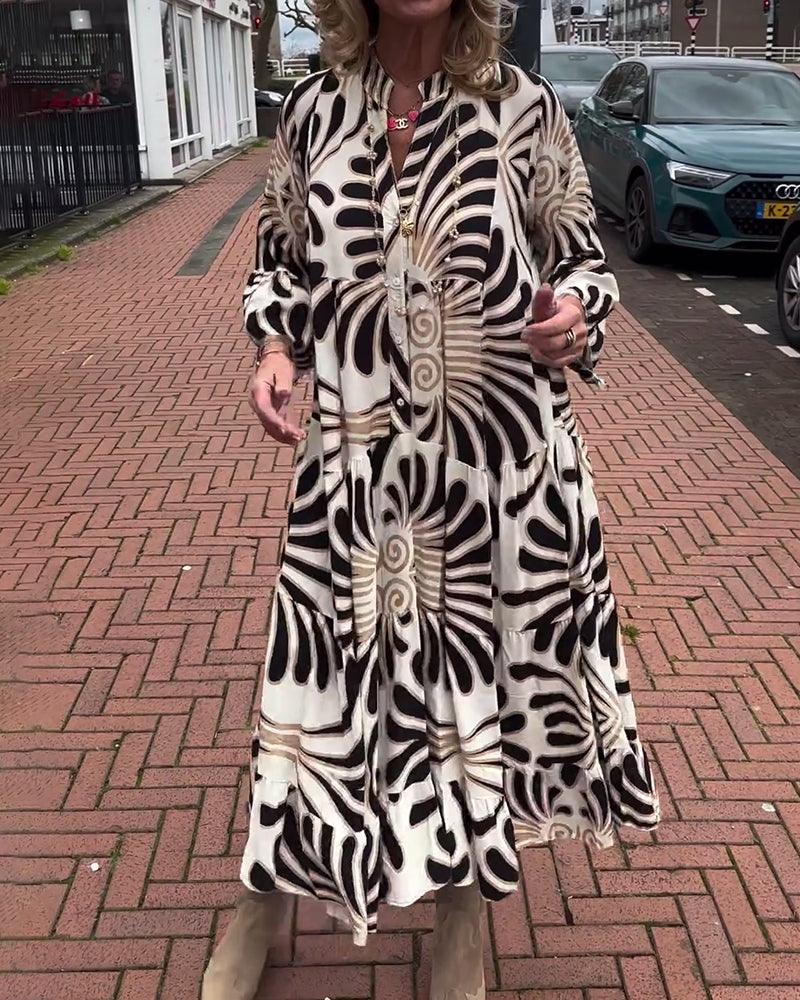 Klänning med V-ringning och utsvängda ärmar