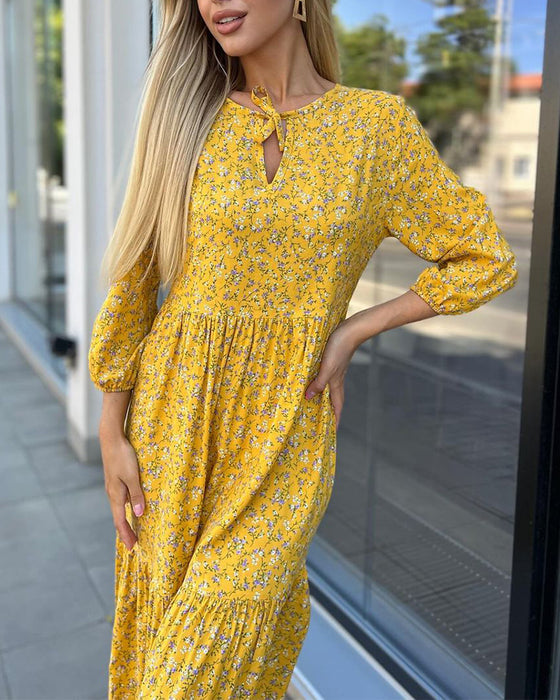 Fräsch blommig veckad vardagsklänning