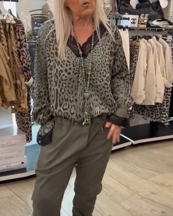 Moderiktig leopardmönstrad blus med V-ringad spets med patchwork