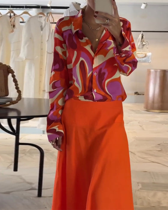 Färgglad blus med tryck och knappar