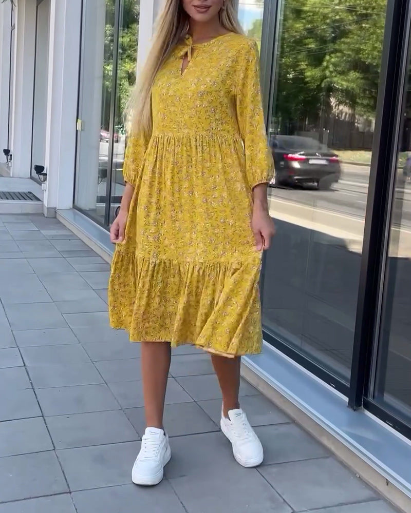 Fräsch blommig veckad vardagsklänning