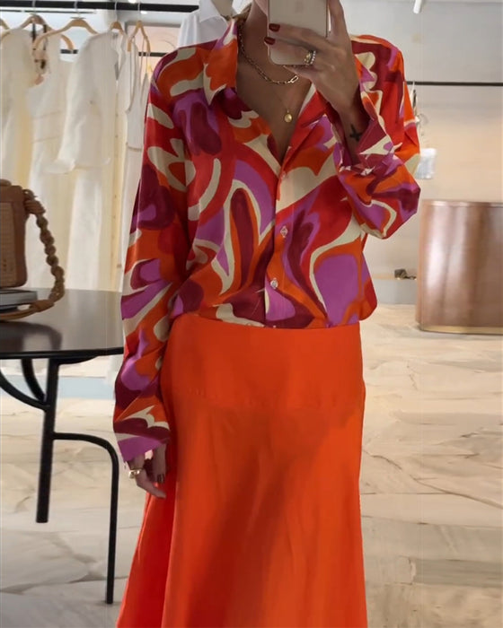 Färgglad blus med tryck och knappar