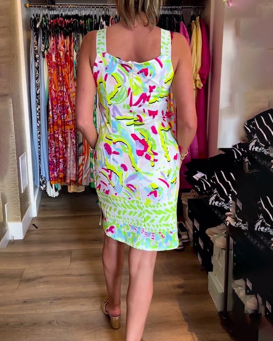 Klänningar med ärmlös och smal modell i blommiga färger