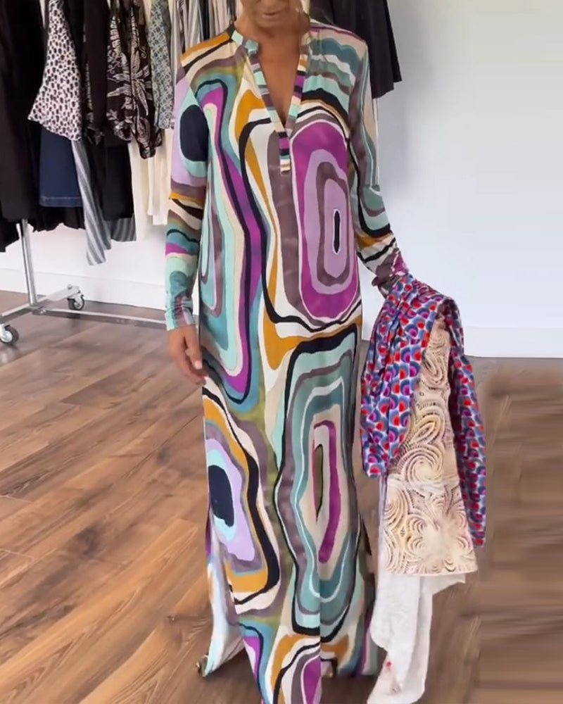 Djupt V-tryckt klänning med lång fåll