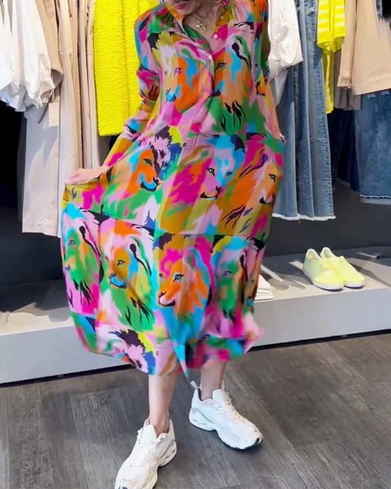 Klänning med färgstarkt tryck och fickor