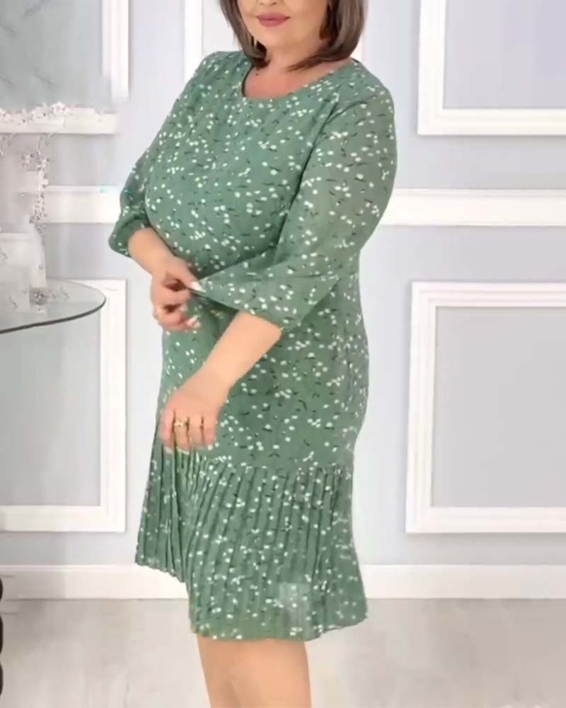 Elegant lapptäckt veckad klänning med tryck