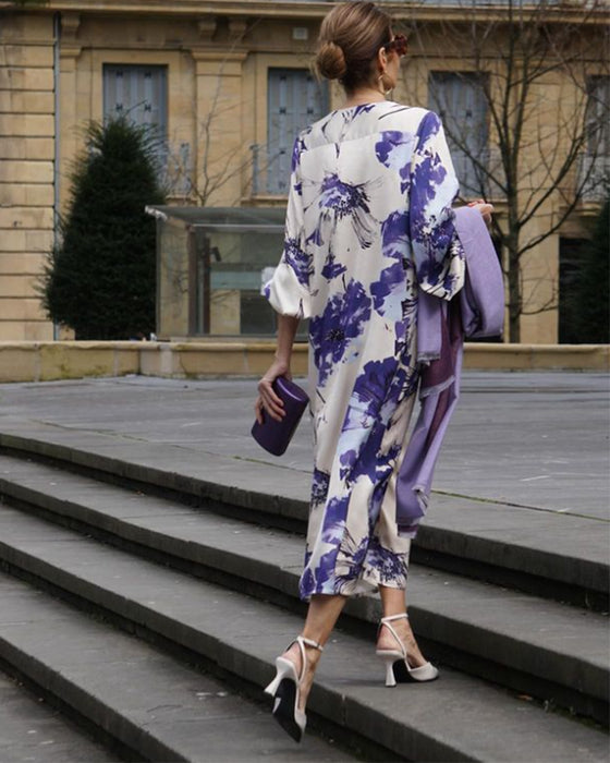 Elegant V-ringad klänning med tryck