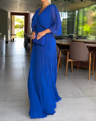 Klänning med veck och nyp i midjan