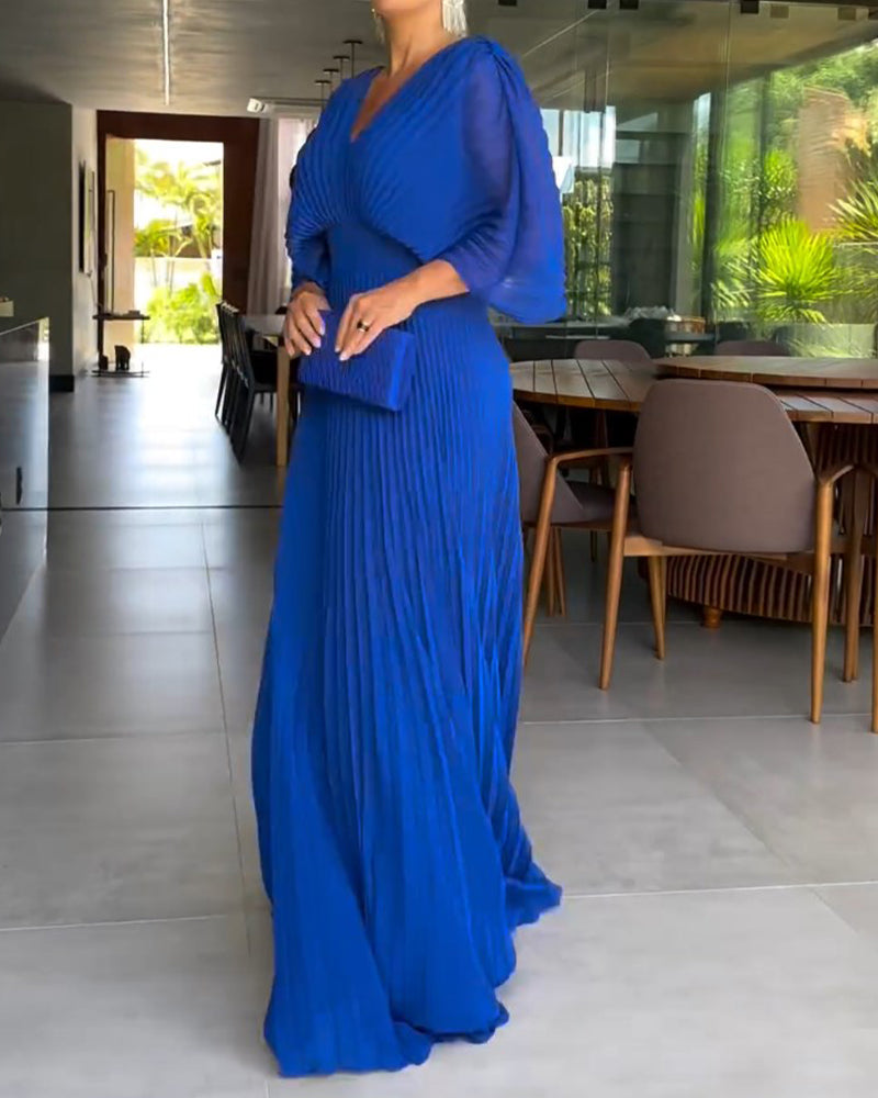 Klänning med veck och nyp i midjan