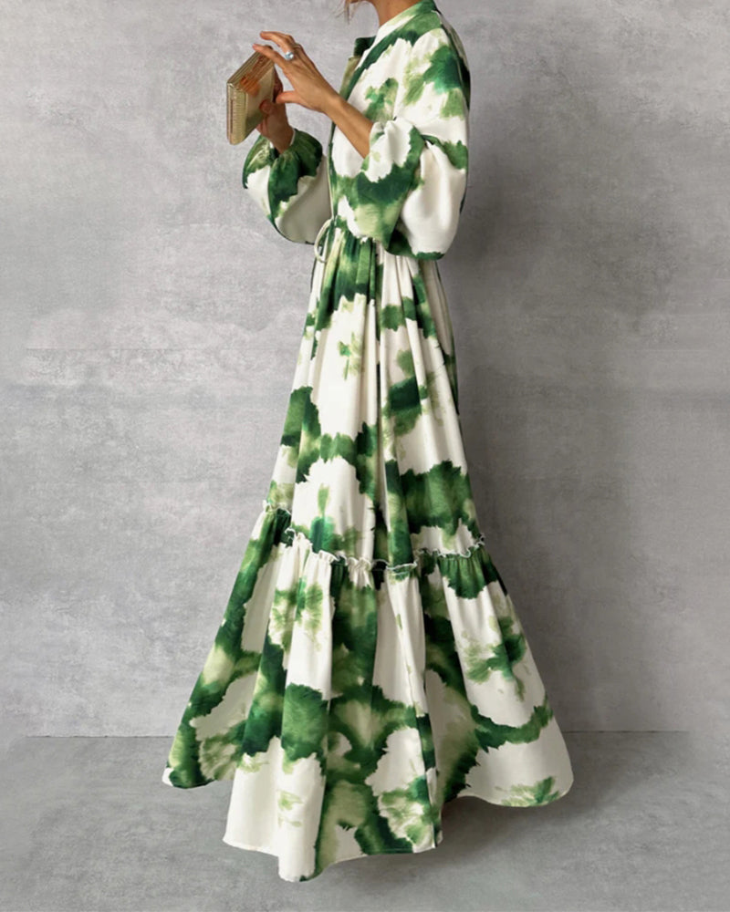 Elegant tie-dye klänning med patchwork dragsko och ballongärm