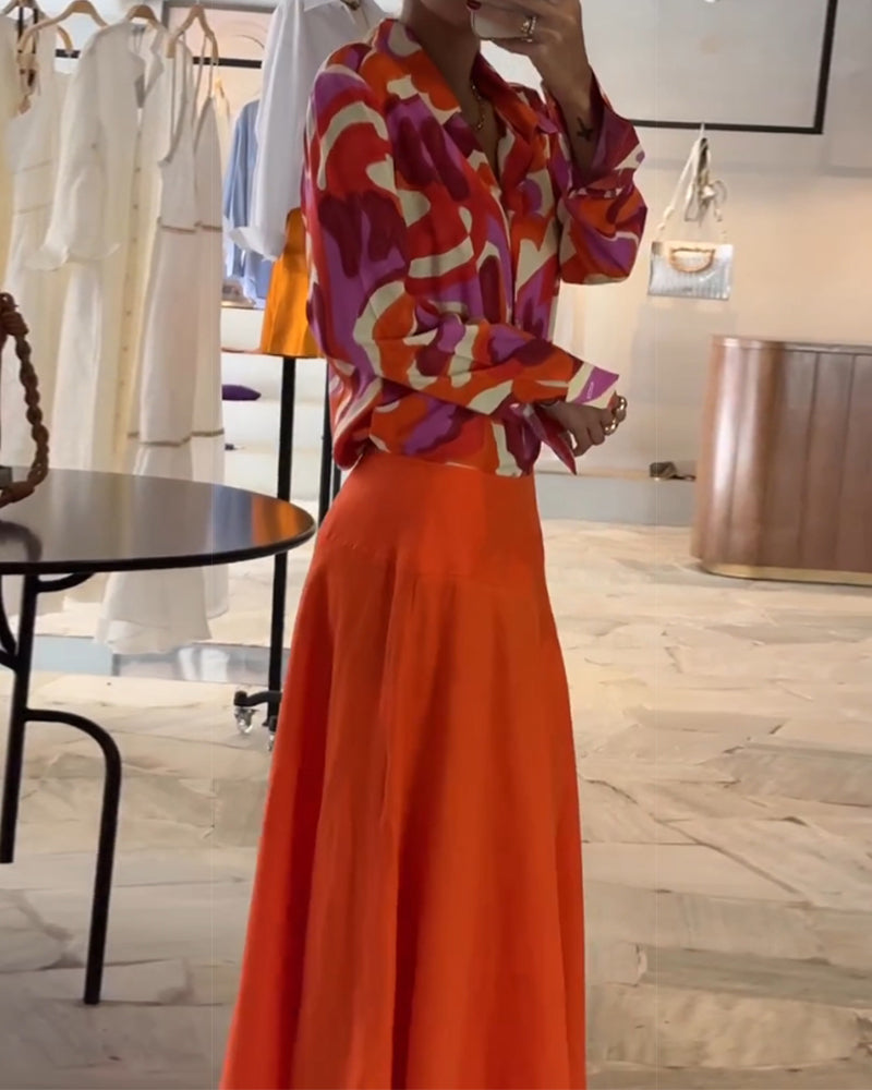 Färgglad blus med tryck och knappar