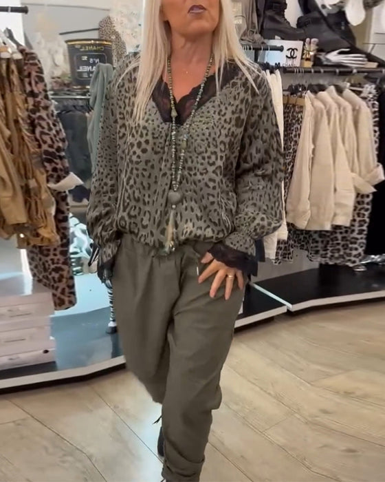 Moderiktig leopardmönstrad blus med V-ringad spets med patchwork