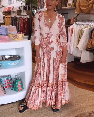 Klänning med 3/4-ärmar och djup V-ringning