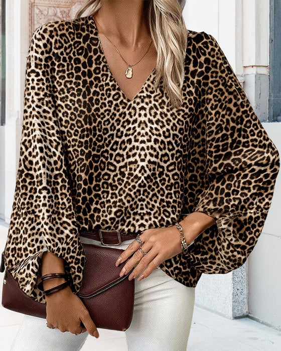 Trendig leopardmönstrad topp med V-ringad lanternärm