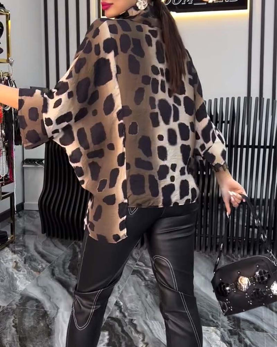 Temperamentblus med leopardmönstrat i slagslag
