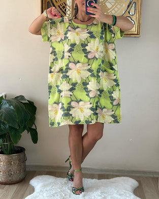 Klänning med blommönster och rund halsringning