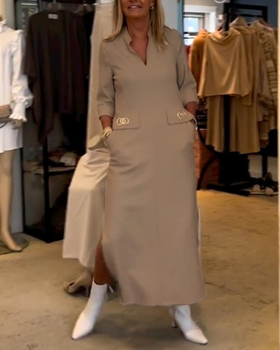 Enfärgad klänning med 3/4-ärm slits