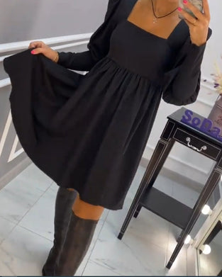 Elegant A-formad klänning med fyrkantig hals