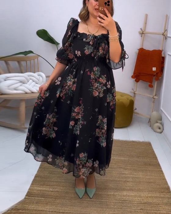 Blommig elegant klänning med fyrkantig hals