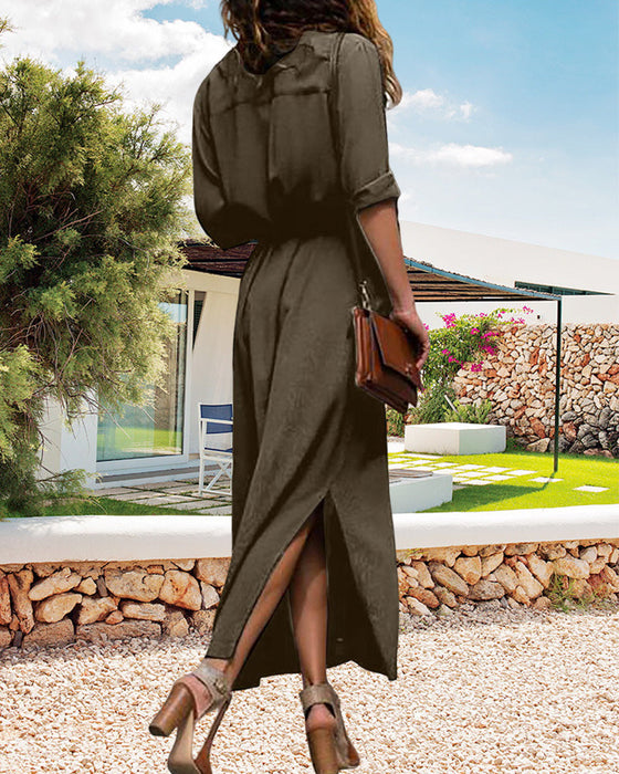 Enfärgad långärmad klänning med knapp och skärp