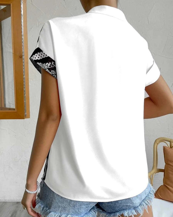 Blus i panel med blommönster med knapp och kort ärm