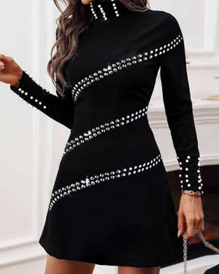 Enfärgad långärmad klänning med pärlor