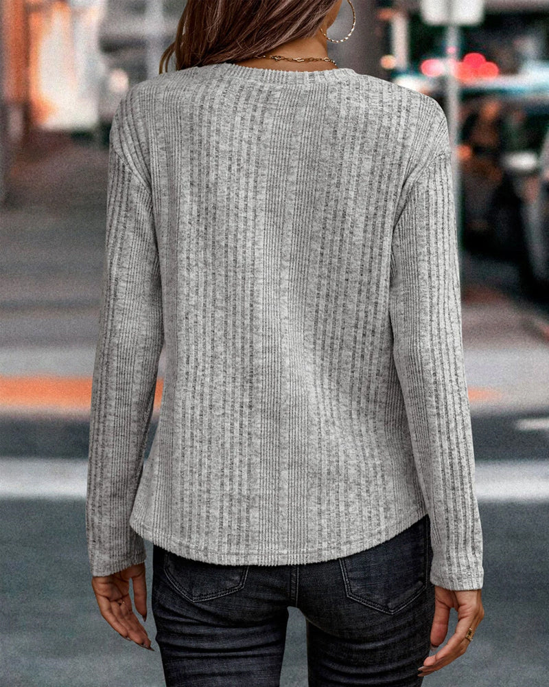 Enfärgad topp med rund halsringning och knappar