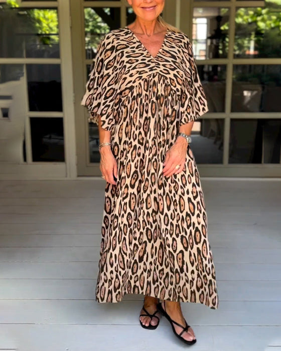 V-ringad klänning med leopardmönstrad