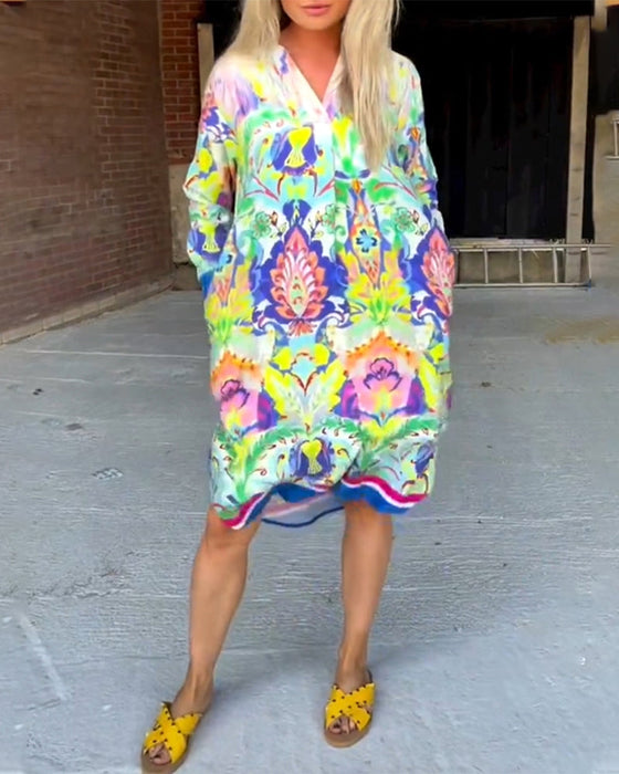 Lös Klänning med tryck och V-ringning