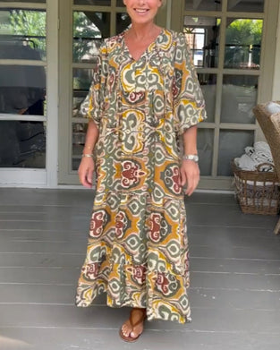 Maxiklänning med tryck och V-ringning