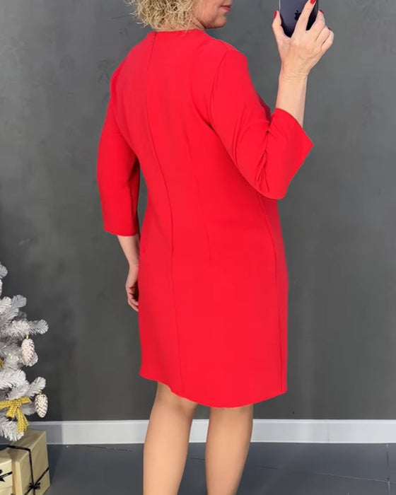 Elegant enfärgad klänning med rund hals