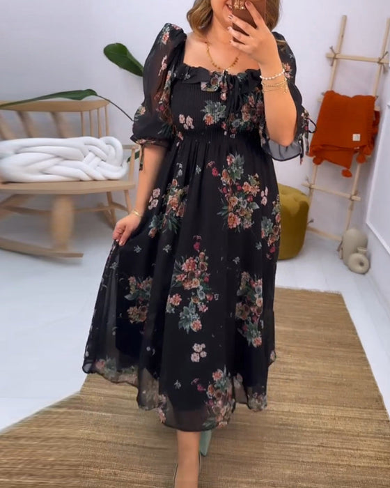 Blommig elegant klänning med fyrkantig hals