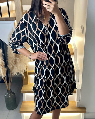 Klänning med dragkedja och rombtryck